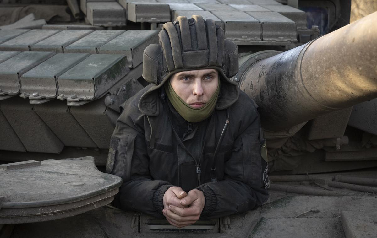 Ukrajinski tankist v Časiv Jaru | Ukrajinski tankist v kraju Časiv Jar, ki bo verjetno naslednji cilj ruske vojske po zavzetju Avdijivke. | Foto Guliverimage