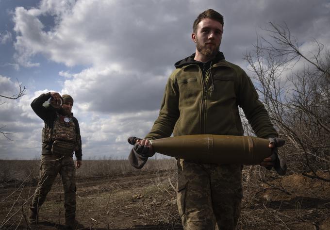 Na trenutni potek vojne v Ukrajini odločilno vpliva dejstvo, da ukrajinski vojski primanjkuje topniškega streliva, s katerim bi ustavljala ruske naskoke na svoje položaje. | Foto: Guliverimage