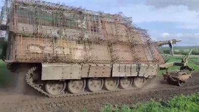 Ruski tanki postajajo vse večji in vse bolj nenavadni #video