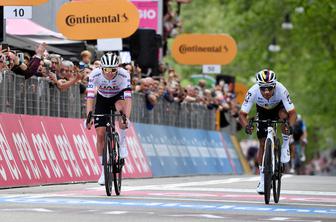 Tadej Pogačar je svoj prvi Giro odprl s tretjim mestom