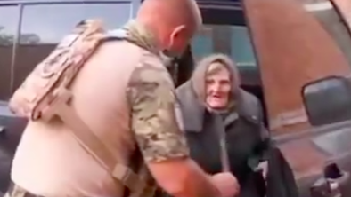 Skoraj sto let stara Ukrajinka pobegnila ruskim vojakom #video