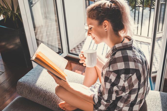 ženska, dekle, branje, knjiga, kava, čaj | Foto Shutterstock