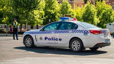 Avstralska policija po napadu z nožem ubila najstnika