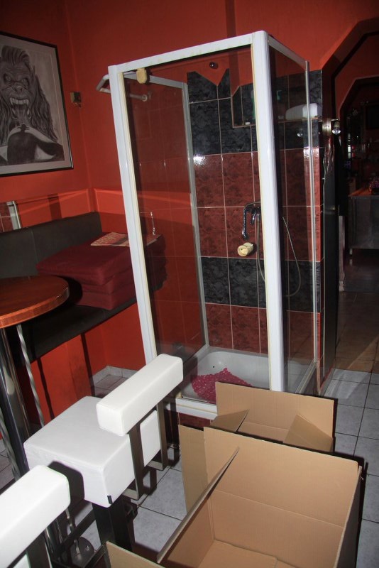V lokalu so gostom ponujali tudi tako imenovani shower dance (na fotografiji kabina za prho v gostinskem lokalu). | Foto: policija