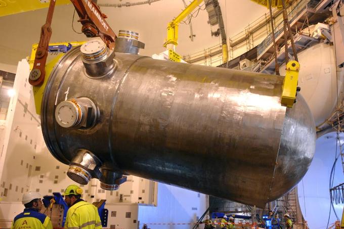 Reaktorska posoda je velikanska kovinska kapsula z več kot 20 centimetrov debelimi stenami. Biti mora dovolj robustna, da v primeru najhujše nesreče, staljenega reaktorskega jedra, zadrži radioaktivno sevanje.  | Foto: 