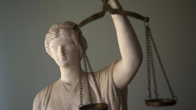 Z nerazumno dolgimi sodnimi postopki in napakami, kot je izginotje dokazov, država tvega odškodninske tožbe. | Foto: Thinkstock