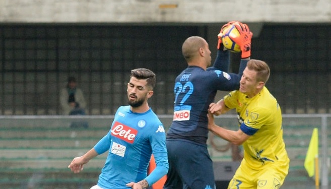 Valter Birsa v akciji na tekmi med Chievom in Napolijem. | Foto: Getty Images