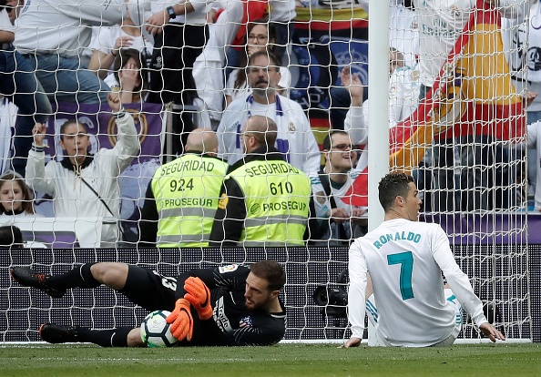 Jan Oblak je na madridskem derbiju klonil le enkrat. Po mojstrskem strelu ga je premagal kdo drug kot Cristiano Ronaldo. | Foto: Getty Images
