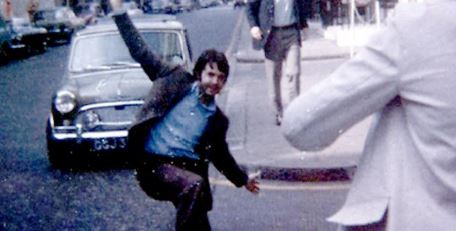 Paul McCartney je imel zelo rad svojega minija in se je z njim rad pokazal.
 | Foto: Worldide auctions