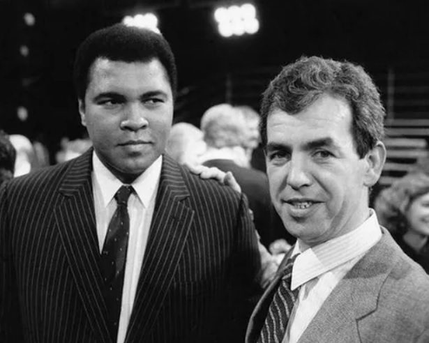 Vinko Bogataj v družbi legendarnega boksarja Muhammada Alija na obletnici oddaje Wide World of Sports leta 1981 | Foto: osebni arhiv/Lana Kokl