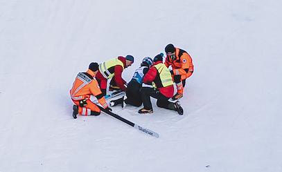 Sara Takanaši je v petek grdo padla. Japonski tabor se je v ponedeljek odločil, da na veliki skakalnici ne bo nastopila. | Foto: Sportida