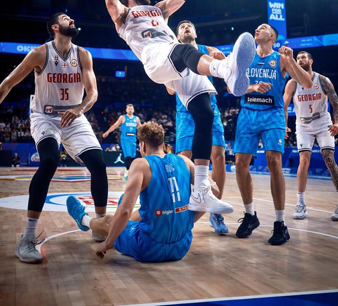 Jaka Blažič je tekmo z Gruzijo končal predčasno, danes pa je tekmo spremljal s klopi. | Foto: FIBA