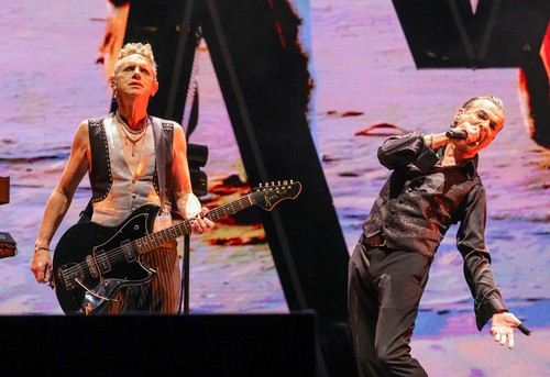 Kitarist zasedbe Depeche Mode Martin Gore in glavni vokalist David Gahan med nastopom na turneji v Las Vegasu v Nevadi. | Foto: Profimedia