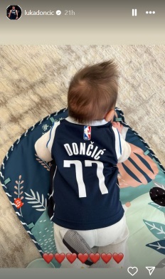 Gabriela Dončić, stara tri mesece in pol, v dresu, ki ga obožujejo navijači Dallas Mavericks | Foto: Instagram/Luka Dončić