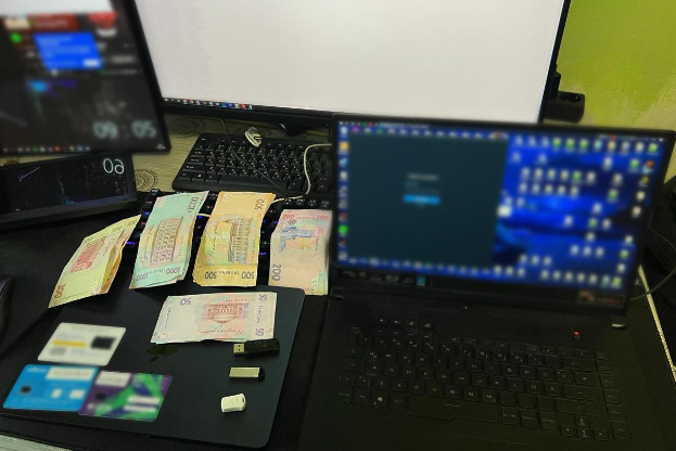 Kibernetska enota ukrajinske policije je med sedmimi hišnimi preiskavami zasegla 70 računalnikov in drugih kosov računalniške opreme, 14 mobilnih telefonov, kreditne kartice in gotovino. | Foto: Kibernetska policija Ukrajine