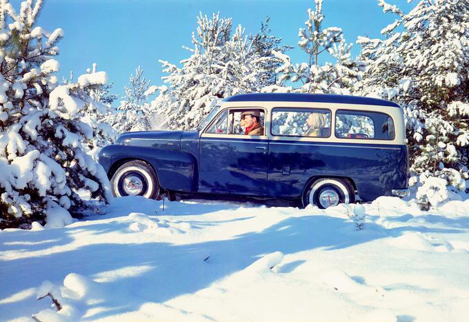 Z novim V90 želijo Švedi v slogu nadaljevati tradicijo svojih kombijevskih karoserij oziroma velikih karavanov. Zgodbo so začeli leta 1953 z modelom volvo duett. Z njim so si zamislili volva, ki bo zmožen združiti aktivno življenje in praktičnost vozila za profesionalno uporabo. | Foto: Volvo