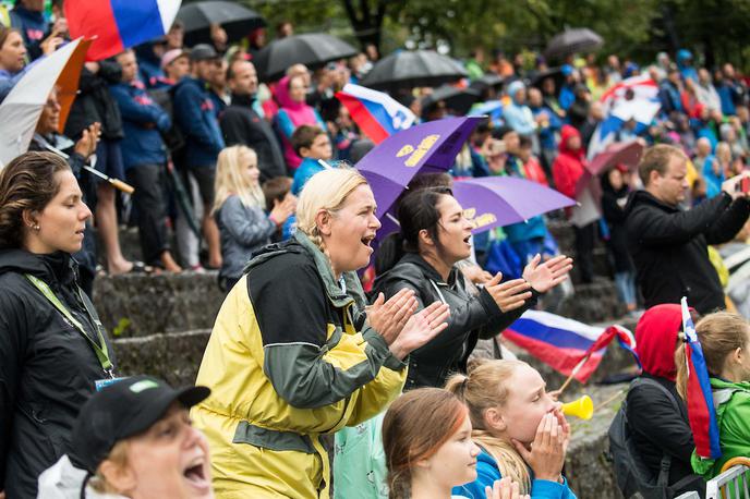 Tacen | Kot ponavadi so bili tudi tokrat slovenski navijači zelo glasni. Na fotografiji mama in partnerica našega kanuista Benjamina Savška. | Foto Vid Ponikvar/Sportida
