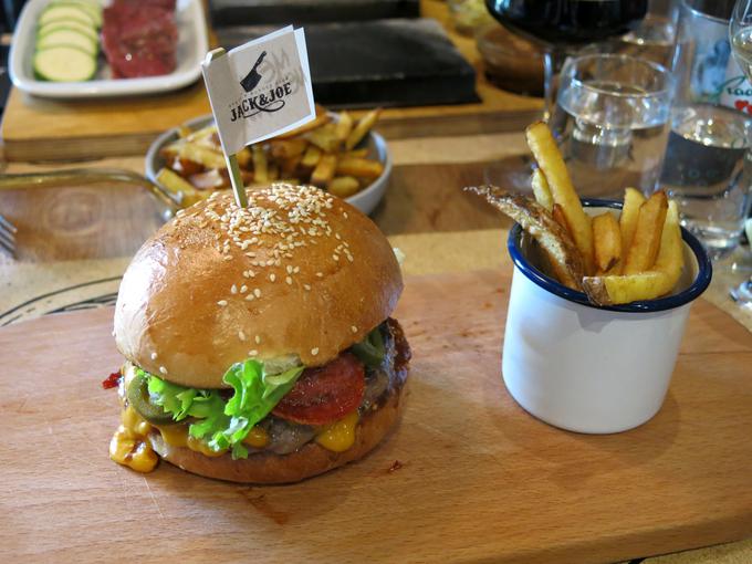 Monster oziroma pikantni burger | Foto: Miha First