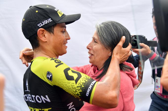 Chaves je svojo etapno zmago na letošnjem Giru proslavil zelo čustveno. Tudi zaradi staršev v cilju.  | Foto: Facebook Giro d'Italia