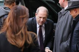 Izrek kazni Weinsteinu preložen zaradi zahteve po novem sojenju