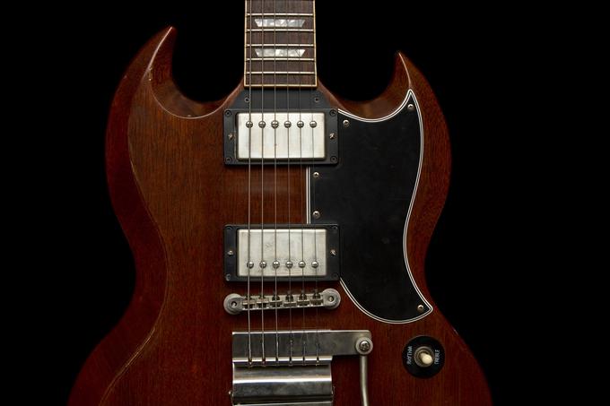 Električna kitara Gibson SG iz leta 1964 je postala najdražja Claptonova kitara, ki so jo kadarkoli prodali na dražbi, so sporočili iz avkcijske hiše. | Foto: Shutterstock