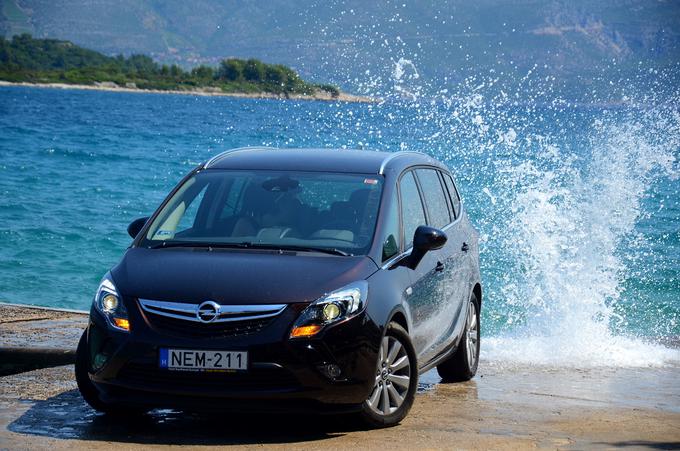 Prav na pomolu na Korčuli smo lani razmišljali kako bi se dizel iz zafire obnesel na čolnu. Da, motor v tem avtomobilu torej zlobne in vse manj resnične govorice o glasnih in robatih Oplovih dizlih dokončno pošilja na smetišče tehnične zgodovine. | Foto: Opel