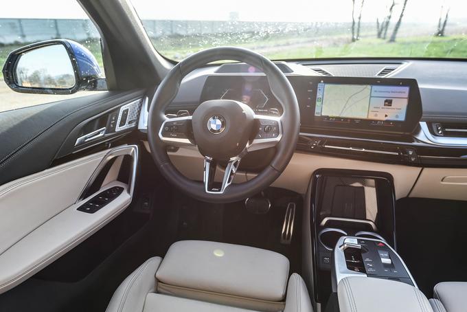 Položaj za volanom je odličen, prav tako navduši ločljivost in odzivnost zaslona na dotik. | Foto: Gašper Pirman