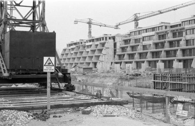 Gradnja stanovanjskega naselja Koseze iz leta 1978. Prvi objekti so nastali med letoma 1968 in 1974. | Foto: Svetozar Busić, hrani: MNZS.