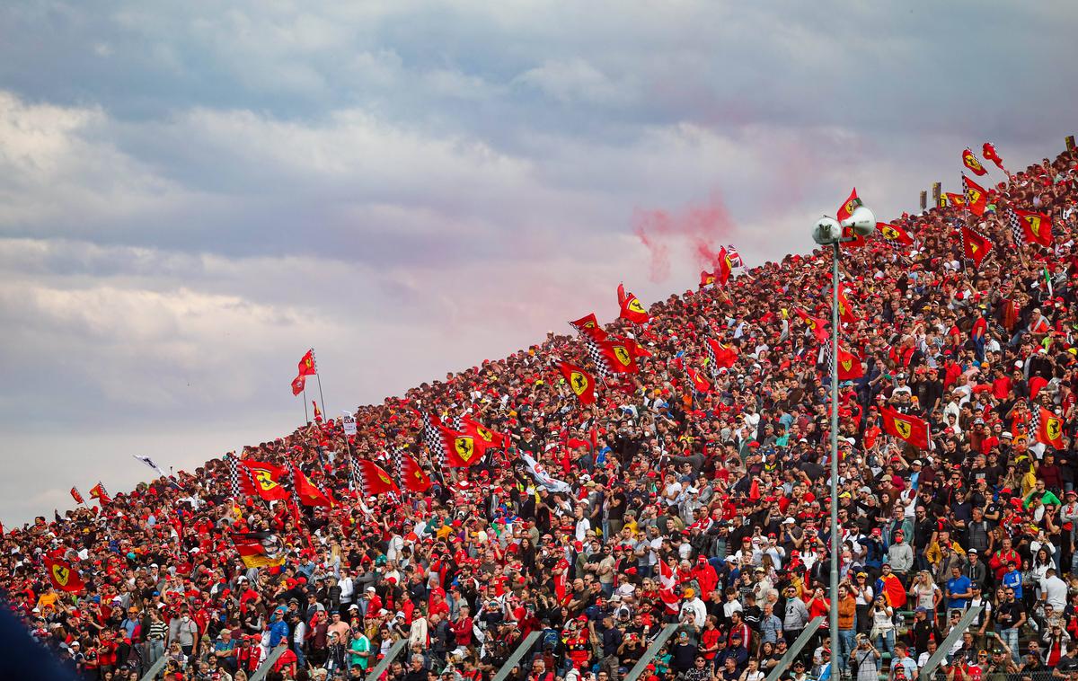 Imola tifosi Michael Schumacher | Tifosi so 16 let čakali na novo Ferrarijevo slavje v Imoli. Uspelo je Michaelu Schumacherju. | Foto Guliver Image
