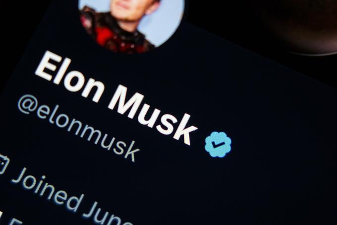 Elon Musk je modro kljukico, ki je pred njegovim prevzemom Twitterja veljala za simbol verodostojnosti profila, ki jo je nosil, in za razmeroma veliko redkost, spremenil v simbol mesečne naročnine na Twitter, ki jo lahko sklene vsak. | Foto: Shutterstock