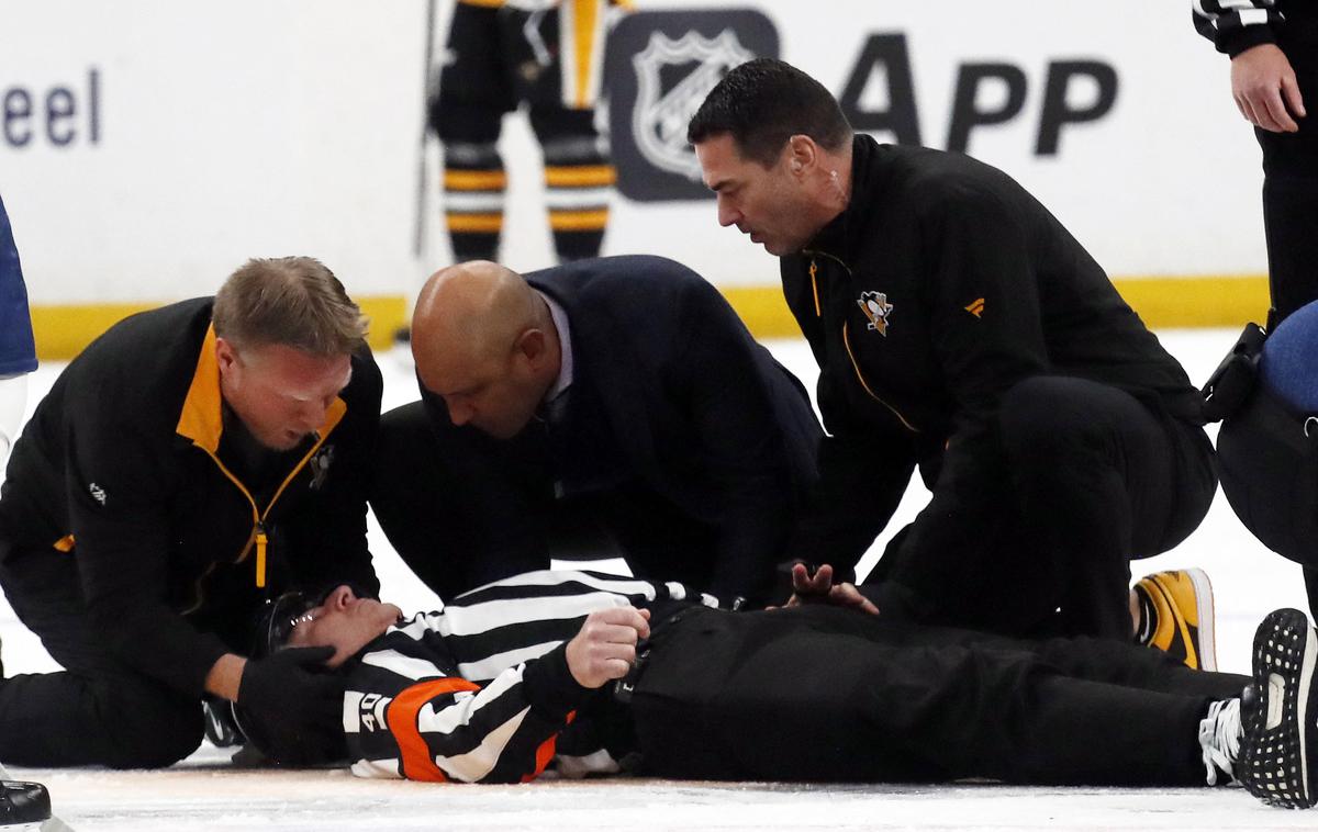 Steve Kozari | Izkušeni sodnik Steve Kozari je takole obležal po trku s hokejistom Tampe. | Foto Reuters