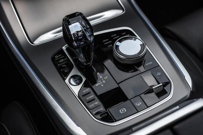 Raziskovalcem moramo prikimati, BMW-jev hibrid med zaslonom na dotik, vrtljivim stikalom in pomembnimi fizičnimi stikali je najboljši v svetu večopravilnih enot. Preprosto, učinkovito in varno. | Foto: Gašper Pirman