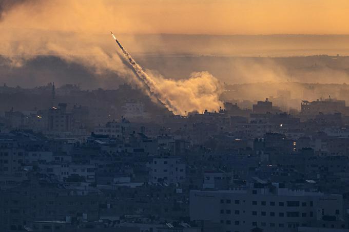 Hamas je 7. oktobra proti izraelskim mestom izstrelil več kot pet tisoč raket, po nadaljnjih napadih pa naj bi število izstreljenih raket po nekaterih ocenah preseglo deset tisoč. | Foto: Guliverimage