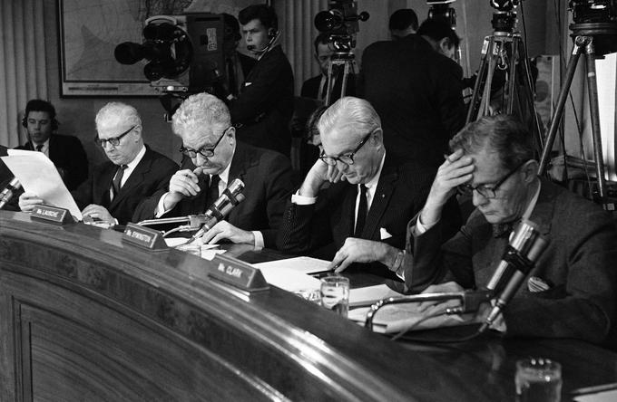 Frank J. Lausche (na sliki levo) januarja 1967 na senatnem odboru za zunanje zadeve, na katerem so razpravljali o vojni v Vietnamu. | Foto: Guliverimage/AP