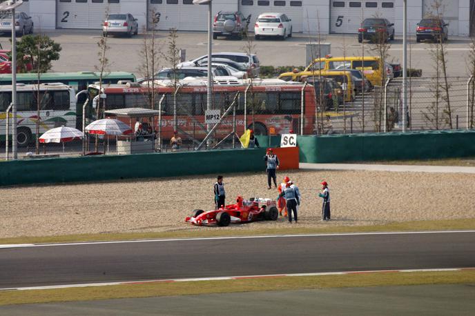 VN Kitajske 2005 Michael Schumacher Ferrari | Michael Schumacher je leta 2006 trčil še pred startom, nato pa z rezervnim dirkalnikom takole obtičal sredi dirke v izletni coni. | Foto Guliverimage