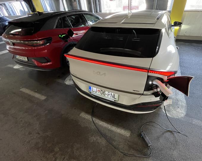 S pomočjo kie EV6 smo v Ljubljani preizkusno že polnili drugi električni avtomobil. | Foto: Gregor Pavšič