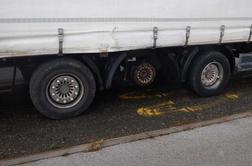 Tovornjak po slovenskih cestah vozil 21 ton brez kolesa