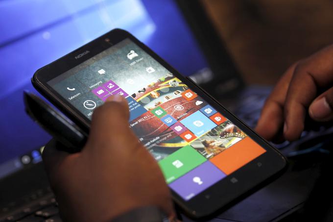 Windows 10 Mobile je bil videti odlično in tudi uporabniška izkušnja je bila precej bolj tekoča kot v preteklih različicah mobilnih Windowsov, toda takrat je bilo že prepozno, da bi Microsoft vzel primat Googlu ali Applu oziroma jima vsaj odščipnil zajetnejši kos trga.  | Foto: Reuters