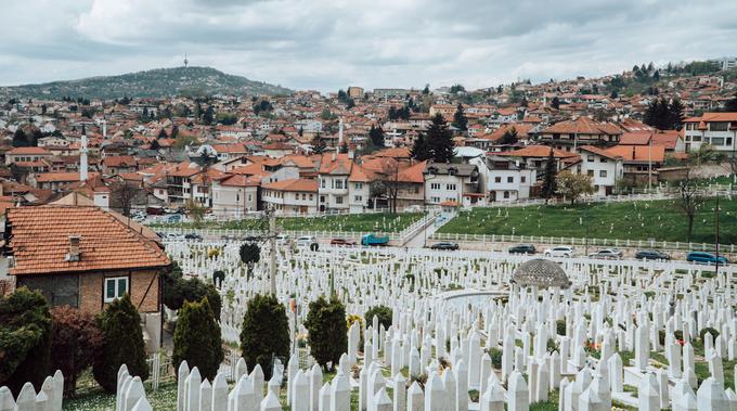 Prebivalstvo Sarajeva se je v vojni s 520 tisoč skrčilo na 350 tisoč. | Foto: Guliverimage