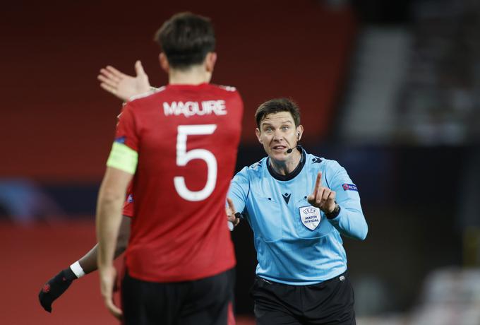 Matej Jug je na tekmi med Manchester Unitedom in RB Leipzigom pokazal štiri rumene kartone in dosodil eno enajstmetrovko. | Foto: Reuters