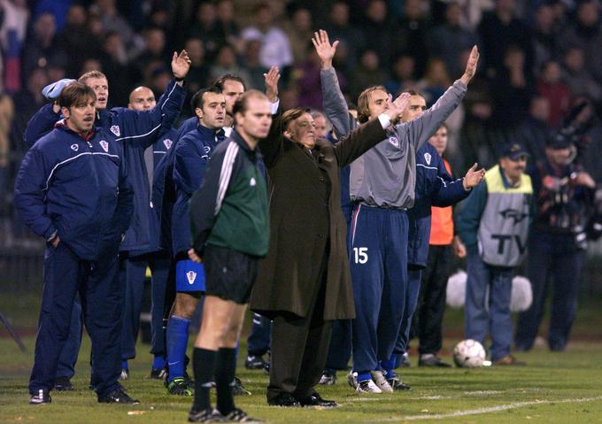 Otto Barić le nekaj sekund pred tem, ko je švicarski delivec pravice Urs Meier označil konec tekme in napredovanje Hrvaške na Euro 2004. | Foto: Reuters