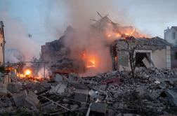Ukrajinska mesta padajo, Rusi napadajo na dveh frontah, ljudje bežijo 