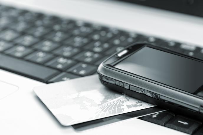 Plačevanje s telefonom | Pomembna prednost plačevanja davkov prek eDavkov je, da se z enim plačilom lahko plača več različnih obveznosti, ki se sicer plačujejo na različne račune. | Foto Shutterstock