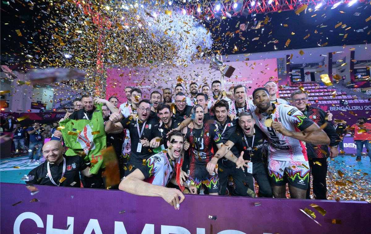 Gregor Ropret Perugia | Gregor Ropret se s soigralci Perugie veseli drugega zaporednega naslova svetovnega klubskega prvaka. | Foto VolleyballWorld