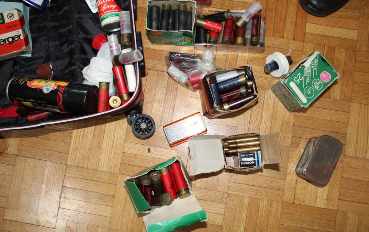 hišna preiskava, Koroška | Osumljencu so zasegli več nabojev, smodnik in pirotehnične izdelke. | Foto PU Celje