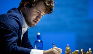 Carlsen le še točko oddaljen od končne zmage