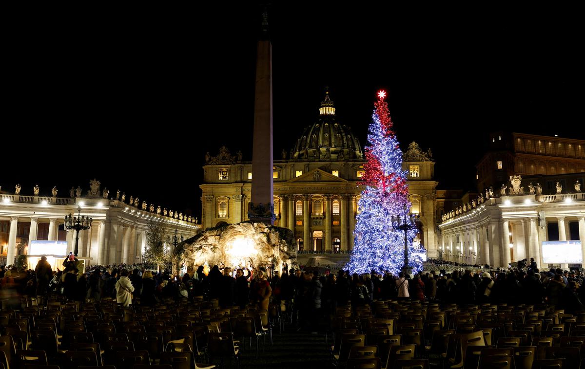 Vatikan, prižig lučk | Tako božično drevo kot jaslice bodo postavljene do praznika Jezusovega krsta 7. januarja. | Foto Reuters