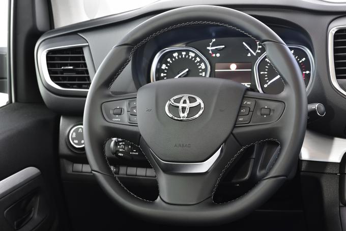 Voznikov delovni prostor je ergonomsko dober, pohvaliti velja pregledne merilnike in preglednost iz vozila, grajo pa si zasluži težko dostopna ročica klasične ročne zavore, potisnjena pregloboko med sedeža.  | Foto: Toyota