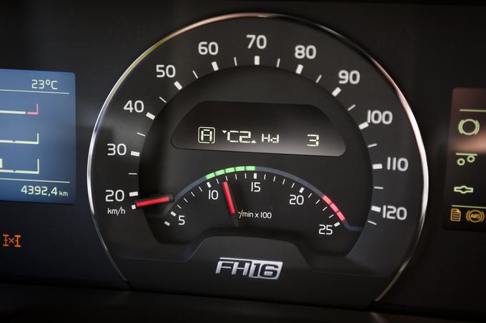 Samodejni menjalnik I-shift s funkcijo vklopa prestav za natančno manevriranje oziroma plazenje pri zelo nizki hitrosti omogoča zares natančno vožnjo z vlečno silo 325 ton pri hitrosti, precej nižji od hitrosti pešca, 500 metrov na uro. | Foto: Volvo