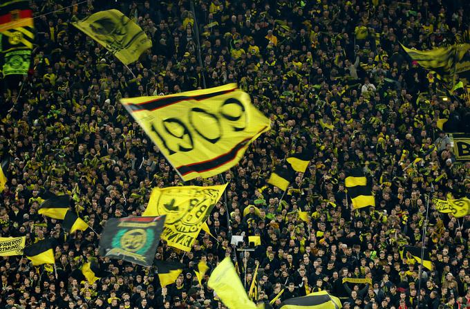 Veselje na tribunah Westfalenstadiona. Borussia Dortmund je zmagala drugič zapored. | Foto: Reuters
